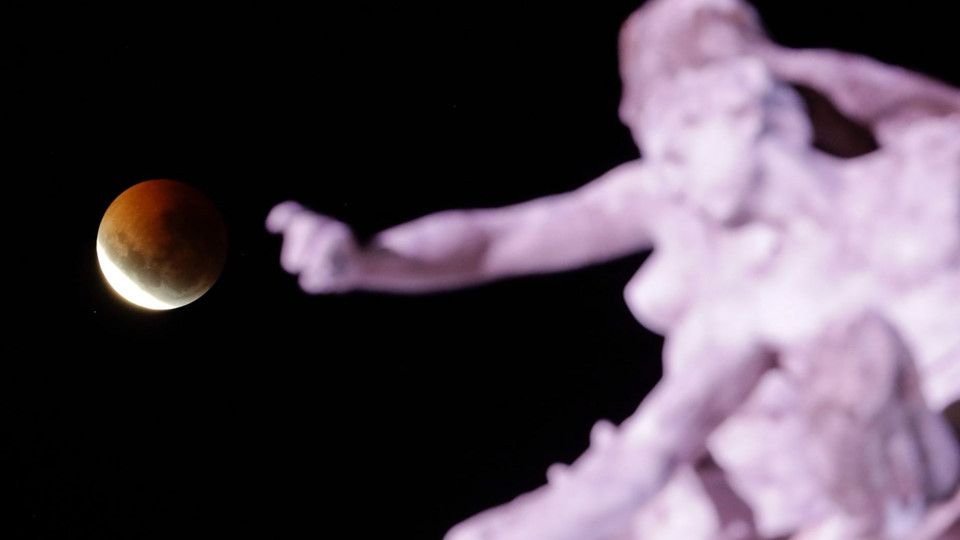 Khu vực Bắc và Nam Mỹ, bao gồm các quốc gia Caribbean có cơ hội thấy toàn bộ hiện tượng này từ tối 20/1, còn phần lớn Nam Mỹ và Tây Âu có thể quan sát siêu Trăng máu vào rạng sáng ngày 21/1. Ảnh: Nguyệt thực diễn ra sau "Monumento a la Carta Magna y Las Cuatro Regiones Argentinas" ở Buenos Aires, Argentina, ngày 21/1.