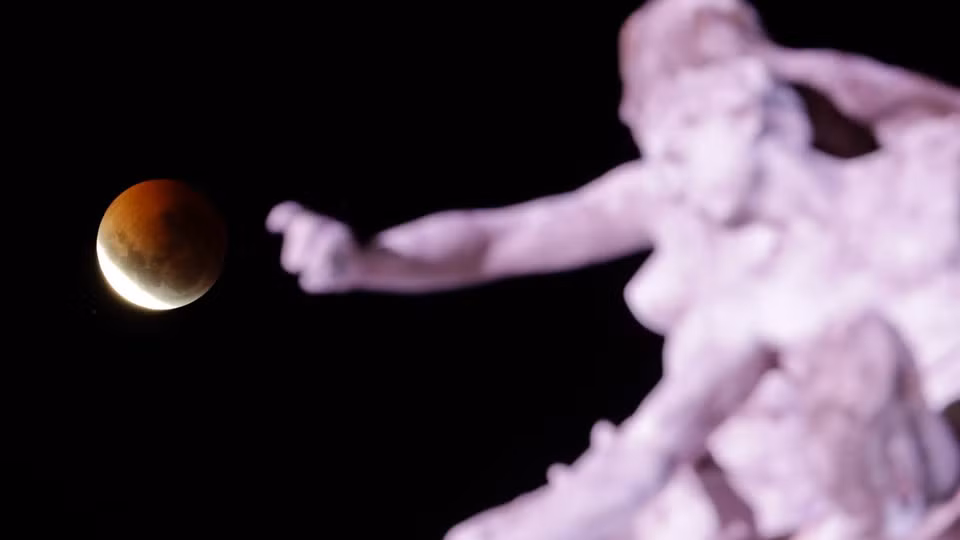 Khu vực Bắc và Nam Mỹ, bao gồm các quốc gia Caribbean có cơ hội thấy toàn bộ hiện tượng này từ tối 20/1, còn phần lớn Nam Mỹ và Tây Âu có thể quan sát siêu Trăng máu vào rạng sáng ngày 21/1. Ảnh: Nguyệt thực diễn ra sau "Monumento a la Carta Magna y Las Cuatro Regiones Argentinas" ở Buenos Aires, Argentina, ngày 21/1.