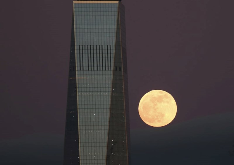 Trăng nhìn từ Trung tâm thương mại một thế giới ở thành phố New York, Mỹ