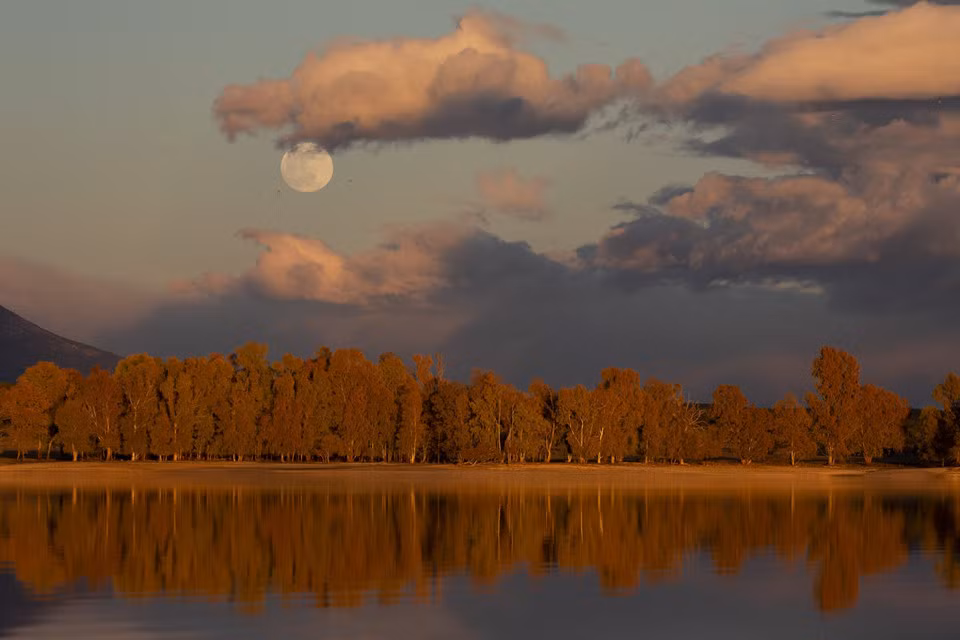 Trăng mọc trên hồ chứa Rosarito gần Oropesa, tỉnh Toledo, Tây Ban Nha. 