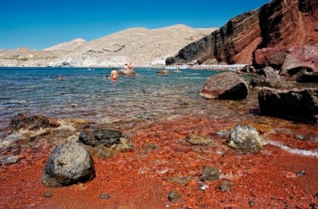 Giống như bãi biển Papakolea Hawaii (Mỹ), bãi biển Kaihalulu cũng được hưởng đặc ân sở hữu bãi cát đỏ au tuyệt đẹp nhờ trận động đất hàng ngàn năm trước.