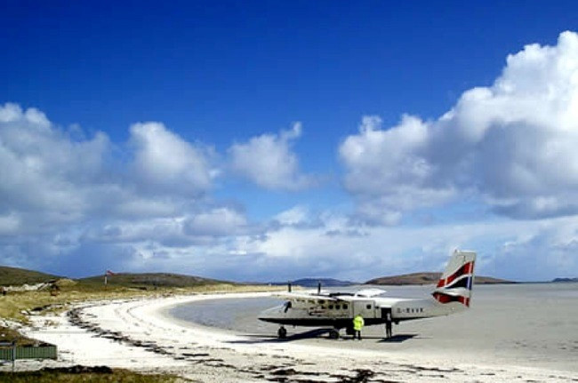 Ngoài việc là một bãi biển vô cùng đáng yêu, Barra Airport (Traigh Mhor, Scotland) còn là bãi biển duy nhất trên thế giới có đường băng máy bay.