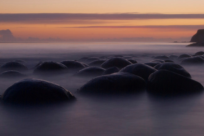 Tạo ra bởi một quá trình địa chất gọi là “ngưng kết”, điểm độc đáo nhất của bãi biển Schooner Gulch (California, Mỹ) là những tảng đá hình cầu tạo nên quang cảnh như trên thiên đường.