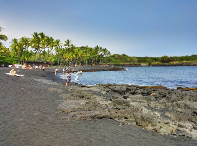 Cát đen thạch anh của bãi biển Punalu'u, Hawaii cũng được tạo ra bởi hoạt động núi lửa. Hơn nữa, đây còn là nhà của nhiều loài chim và rùa quý hiếm.