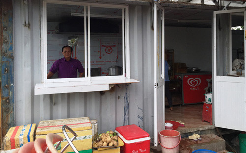 Theo ông Tấn, thùng container chỉ là nơi dùng để cất ly, rửa chén.
