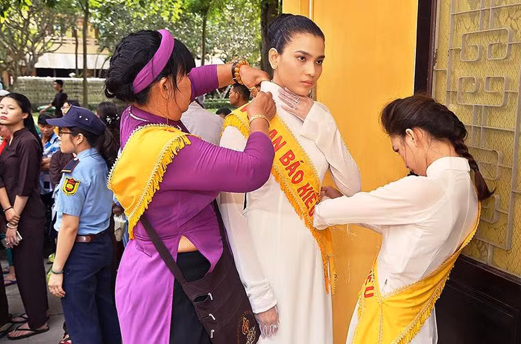 Từ năm lên 8 tuổi, Trương Thị May đã biết ăn chay. Tới năm 13 tuổi cô phát tâm quy y và được sư phụ đặt pháp danh là Tâm Lạc.