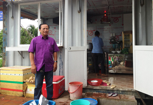 “Tôi có xây dựng cái gì đâu, chỉ mua thùng container đặt trên mảnh đất làm căn bếp phục vụ cho việc buôn bán", ông Tấn chia sẻ.