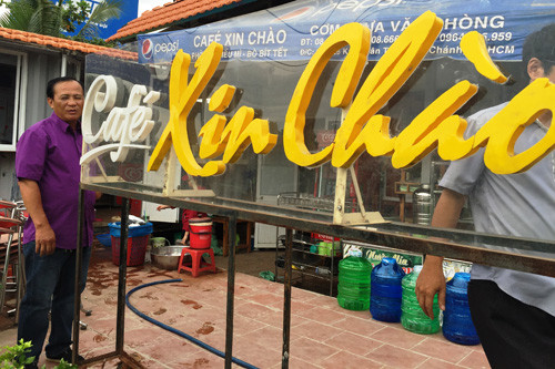 Chủ quán cà phê Xin Chào những ngày qua lại tiếp tục sống trong âu lo.
