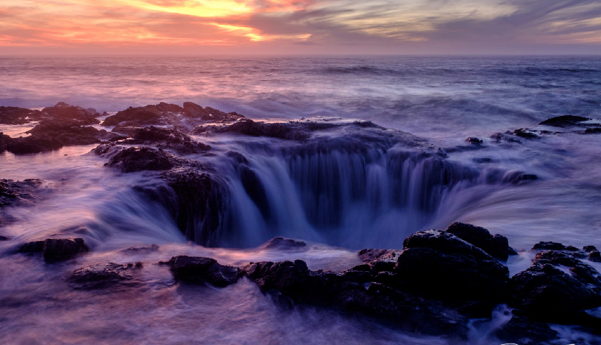 Khi thủy triều lên, hang động biển đầy nước, sóng dội ngược lên đến đỉnh và tạo ra luồng nước phun mạnh bắn tung tóe lên những tảng đá xung quanh. Nước biển sau đó chảy ngược trở lại vào hố sâu. Ảnh: Flickr.