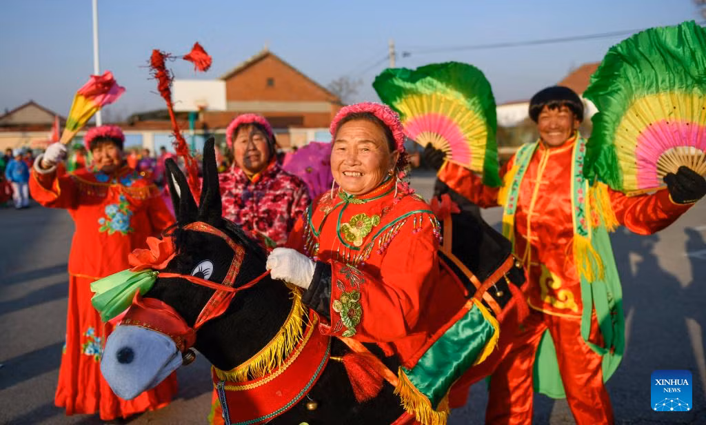 Người dân ở Trung Quốc đang đắm mình trong các phong tục và lễ hội truyền thống trước Tết Nguyên đán Ất Tỵ 2025.