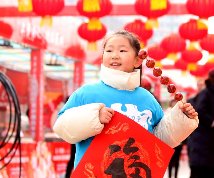 Một bé gái được chụp ảnh trong lễ hội địa phương dịp Tết Nguyên đán ở Cao Mật, thành phố Duy Phường, tỉnh Sơn Đông, miền đông Trung Quốc, ngày 22/1.