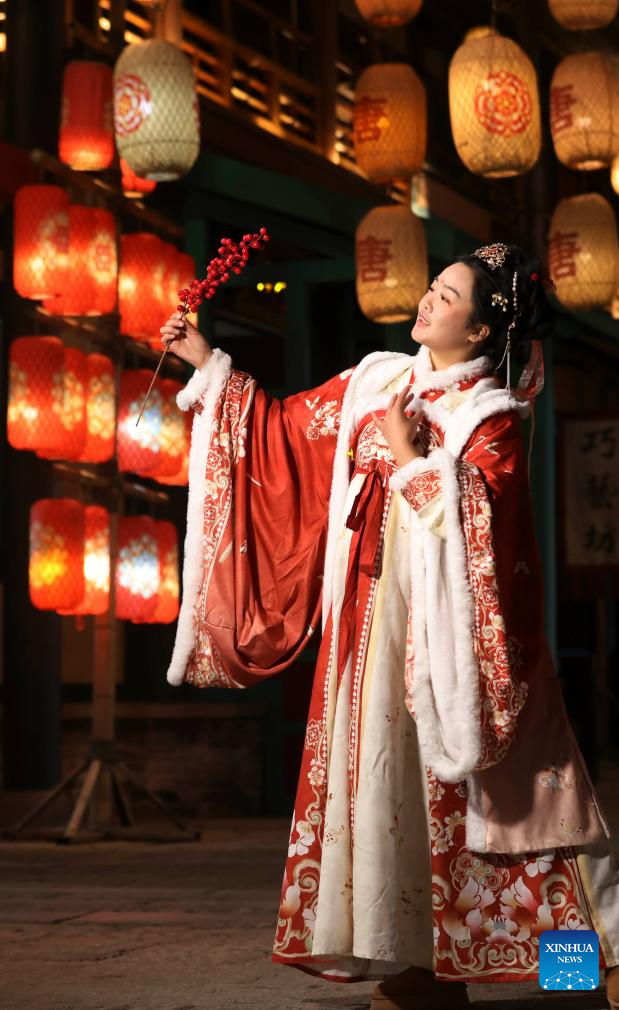 Một người phụ nữ mặc trang phục truyền thống tạo dáng chụp ảnh tại danh lam thắng cảnh ở thành phố Tương Dương, tỉnh Hồ Bắc, miền trung Trung Quốc, ngày 21/1.