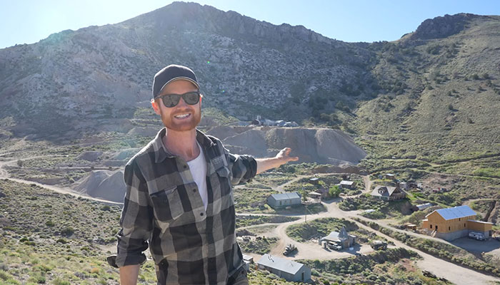 Tờ LA Times đưa tin, thị trấn "ma" Cerro Gordo đã được một nhóm đầu tư do doanh nhân kinh doanh dịch vụ khách sạn Brent Underwood và người bạn của ông, nhà sáng lập công ty quan hệ công chúng Jon Bier, mua lại với giá 1,4 triệu USD (hơn 35 tỷ đồng) vào tháng 6/2018. Ảnh: BP.