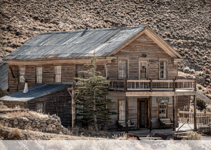 Đến năm 1938, Cerro Gordo đã chuyển hoàn toàn sang sản xuất kẽm nhưng các mỏ đã sớm đóng cửa vĩnh viễn. Điều này dẫn đến sự suy giảm dân số của thị trấn khi cư dân bắt đầu chuyển đi để tìm việc làm ở nơi khác. Cuối cùng, nó đã bị bỏ hoang phần lớn vào những năm 1950. Ảnh: ATI.