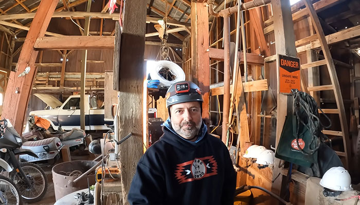 Kể từ khi chuyển đến Cerro Gordo cách đây bốn năm rưỡi, Brent đã xây dựng lại Khách sạn American lịch sử, một tòa nhà hai tầng từng là điểm họp trung tâm của thị trấn vào thế kỷ 19. Anh cũng muốn đảm bảo nguồn nước lâu dài cho dự án du lịch của mình. Ảnh: BP.