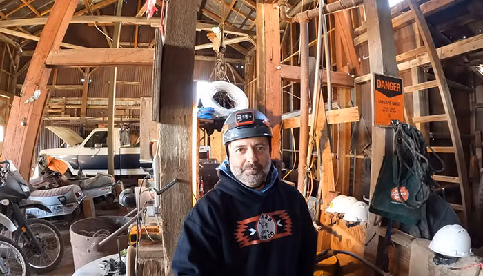 Kể từ khi chuyển đến Cerro Gordo cách đây bốn năm rưỡi, Brent đã xây dựng lại Khách sạn American lịch sử, một tòa nhà hai tầng từng là điểm họp trung tâm của thị trấn vào thế kỷ 19. Anh cũng muốn đảm bảo nguồn nước lâu dài cho dự án du lịch của mình. Ảnh: BP.