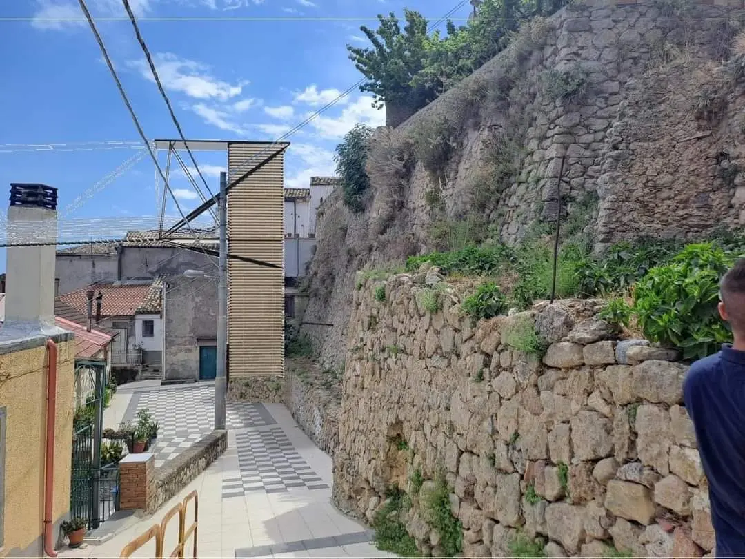 "Ông ấy đã sử dụng một sắc lệnh khiêu khích để thu hút sự chú ý vào một vấn đề nghiêm trọng", một người đàn ông cho biết, BBC đưa tin. Ảnh: FB.