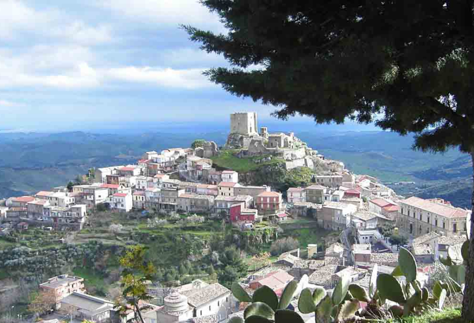 Người dân địa phương cũng được yêu cầu "không tham gia vào các hành vi có thể gây hại cho bản thân và gia đình". Ảnh: AA.