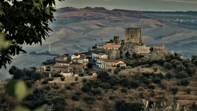 Gần một nửa trong số 1.200 cư dân của làng Belcastro ở độ tuổi trên 65 và Khoa cấp cứu gần nhất cách xa hơn 45km, Thị trưởng cho biết. Ảnh: GBN.