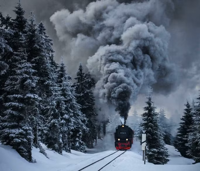 Đoàn tàu nhả khói vào mùa đông tạo nên khung cảnh ấn tượng.