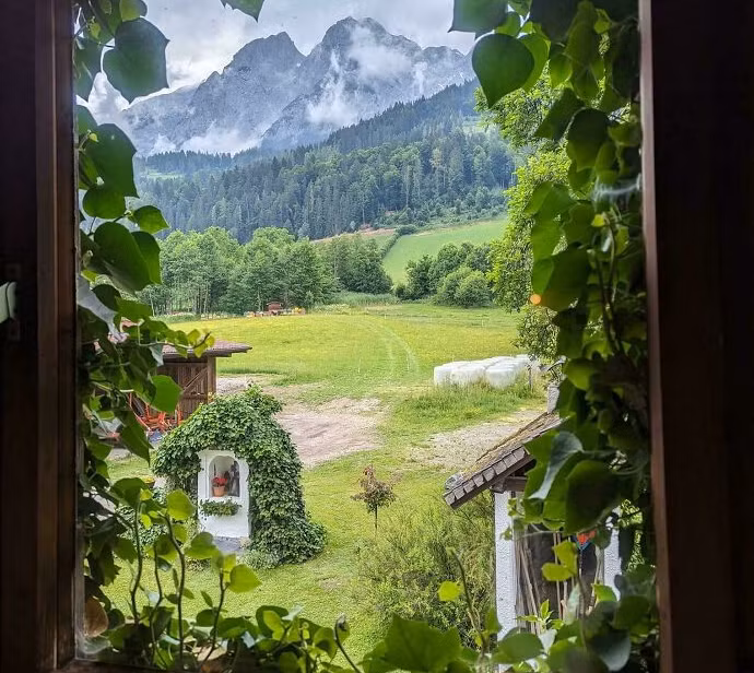 Bức ảnh được chụp từ cửa sổ.