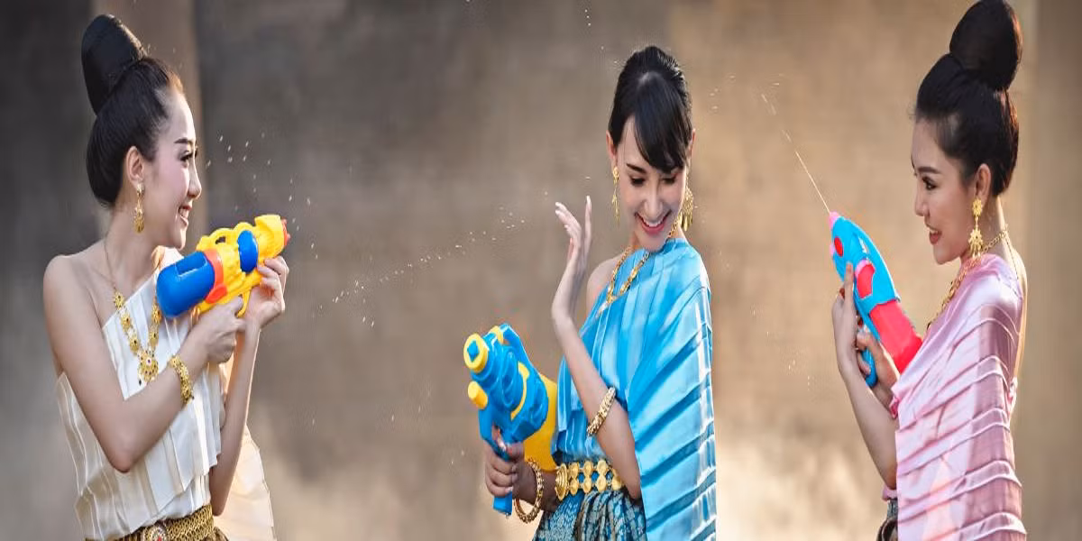 "Songkran" là lễ hội té nước độc đáo của Thái Lan. Đây là một trong những lễ hội truyền thống quan trọng nhất của Thái Lan, diễn ra vào tháng 4 hàng năm. Lễ hội này đánh dấu sự kết thúc của năm cũ và chào đón năm mới theo Phật lịch. Ảnh: GA.