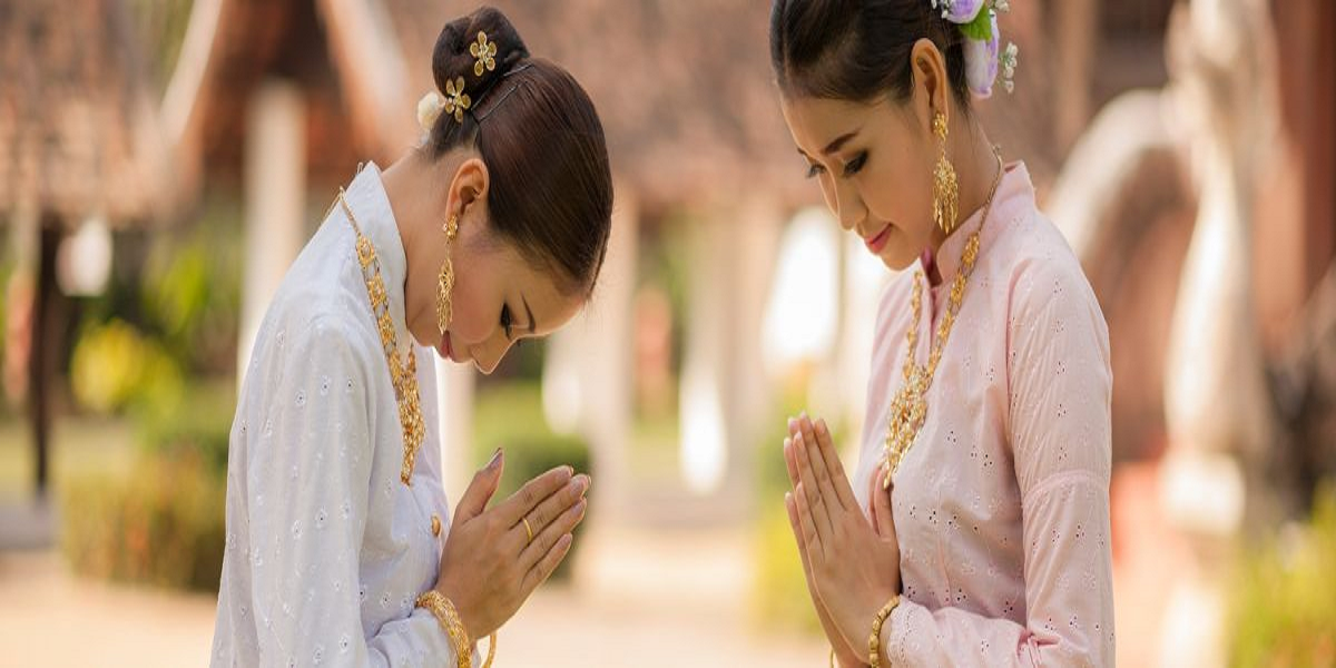 Wai là kiểu chào truyền thống của người Thái thể hiện sự tôn trọng. Để thực hiện Wai, người ta chắp hai tay lại với nhau theo tư thế giống như cầu nguyện với lòng bàn tay chạm vào nhau và các ngón tay hướng lên trên. Ảnh: GA.