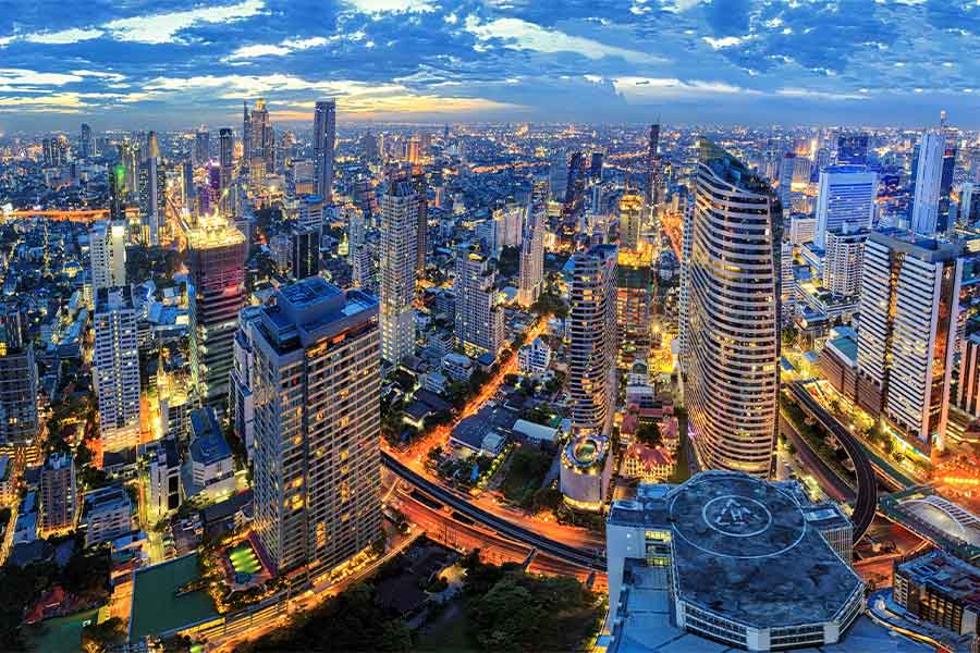 Thủ đô Bangkok, có tên chính thức là Krung Thep Mahanakhon Amon Rattanakosin Mahinthara Ayuthaya Mahadilok Phop Noppharat Ratchathani Burirom Udomratchaniwet Mahasathan Amon Phiman Awatan Sathit Sakkathattiya Witsanukam Prasit, giữ Kỷ lục Thế giới Guinness về tên địa danh dài nhất thế giới. Ảnh: Shutterstock.