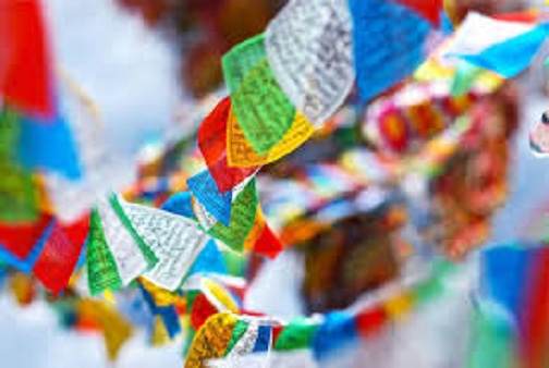 Trong Phật giáo Tây Tạng, màu đỏ tượng trưng cho lửa, màu trắng tượng trưng cho không khí, màu vàng tượng trưng cho đất, màu xanh lá cây tượng trưng cho nước và màu xanh lam tượng trưng cho không gian. Ảnh: FB.