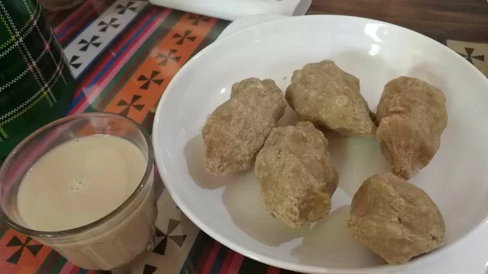 Lúa mạch Tây Tạng là thực phẩm chính ở vùng đất này, vì nó rất bổ dưỡng và phù hợp với khí hậu vùng cao của Tây Tạng. Khi đến thăm vùng đất này, bạn có thể thưởng thức nhiều loại đồ ăn và thức uống làm từ lúa mạch Tây Tạng, trong đó món ăn phổ biến là "tsampa" hoặc thukpa - một loại súp mì truyền thống làm từ mì bột lúa mạch và rau hoặc thịt. Ảnh: TT.