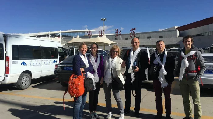 Lhasa không phải là thành phố duy nhất có sân bay ở Tây Tạng. Bốn sân bay mở cửa cho khách du lịch nước ngoài, bao gồm sân bay Lhasa Gonggar, Shigatse, Ngari và Nyingchi. Chỉ Lhasa Gonggar phục vụ chuyến bay quốc tế giữa Lhasa và Kathmandu. Các sân bay còn lại đều phục vụ các chuyến bay nội địa. Ảnh: TT.