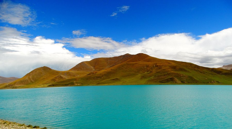 Màu xanh của hồ Yamdrok ở Tây Tạng có thể thay đổi theo thời tiết. Hồ Yamdrok nổi tiếng với màu xanh ngọc lam tuyệt đẹp, thường được cho là do khoáng chất và trầm tích có trong nước. Tuy nhiên, màu sắc có thể thay đổi theo các kiểu thời tiết khác nhau. Ảnh: TA.
