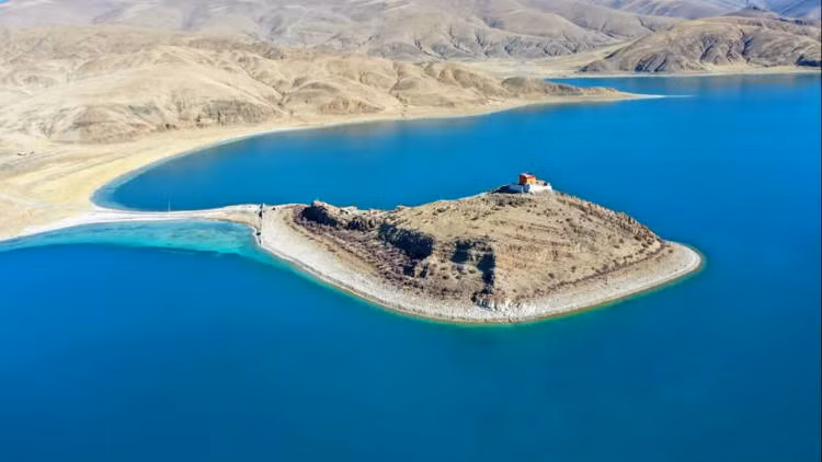 Rituo, được xây trên một cù lao nhỏ vào năm 1387, nằm giữa hồ Yamdrok của Tây Tạng và được biết đến là ngôi chùa cô đơn nhất thế giới. Ảnh: OC.