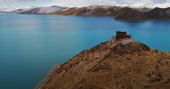 Do nằm ở vị trí xa xôi, ngôi chùa chưa thu hút nhiều du khách. Ảnh chụp màn hình Youtube.