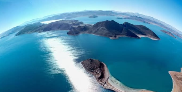 Chỉ có một dải đất hẹp dẫn từ bờ hồ Yamdrok đến ngôi chùa biệt lập này. Ảnh: OC.