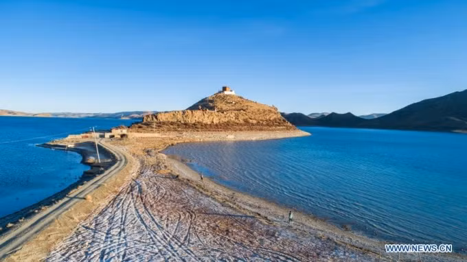 Tương truyền, tên của ngôi chùa Rituo có nghĩa là "hòn đá trên núi", lấy cảm hứng từ một tảng đá có niên đại hàng thế kỷ được lưu giữ trong chùa. Người xưa tin rằng hòn đá có thể chữa khỏi mọi bệnh tật. Ảnh: Xinhua.