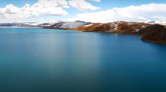 Được biết, Yamdrok là một trong ba hồ linh thiêng của Tây Tạng. Ảnh chụp màn hình Youtube.