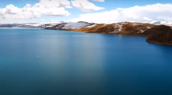 Được biết, Yamdrok là một trong ba hồ linh thiêng của Tây Tạng. Ảnh chụp màn hình Youtube.