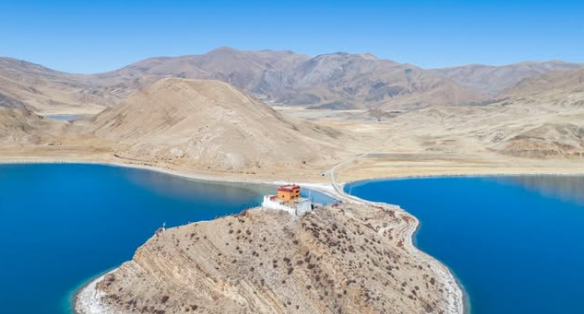 Người duy nhất ở trong chùa Rituo là nhà sư Ahwang Pincuo. Ông dành phần lớn thời gian trong ngày để mang nước từ dưới hồ lên chùa, tụng kinh và thiền định. Ảnh: Xinhua.