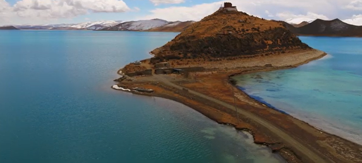 Khi màn đêm buông xuống, bầu trời đầy sao phản chiếu trên mặt hồ khiến nơi đây giống như chốn thần tiên. Ảnh chụp màn hình Youtube.