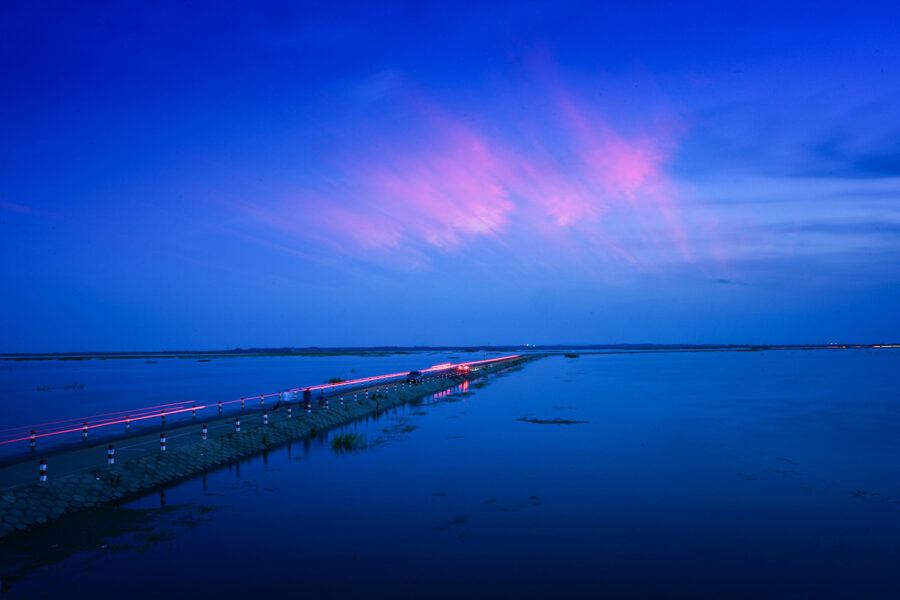 Tuy nhiên, khi mực nước trong hồ đạt đến mức cảnh báo lũ (19 mét), chính quyền địa phương sẽ đóng cửa con đường để đảm bảo an toàn. Ảnh: NT.