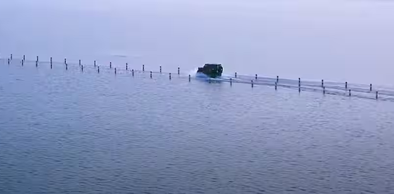 Khi mực nước hồ dâng cao khoảng 18,6 m, con đường chìm trong nước, khiến Yongwu được mệnh danh là con đường ngập nước đẹp nhất Trung Quốc. Ảnh: DR.