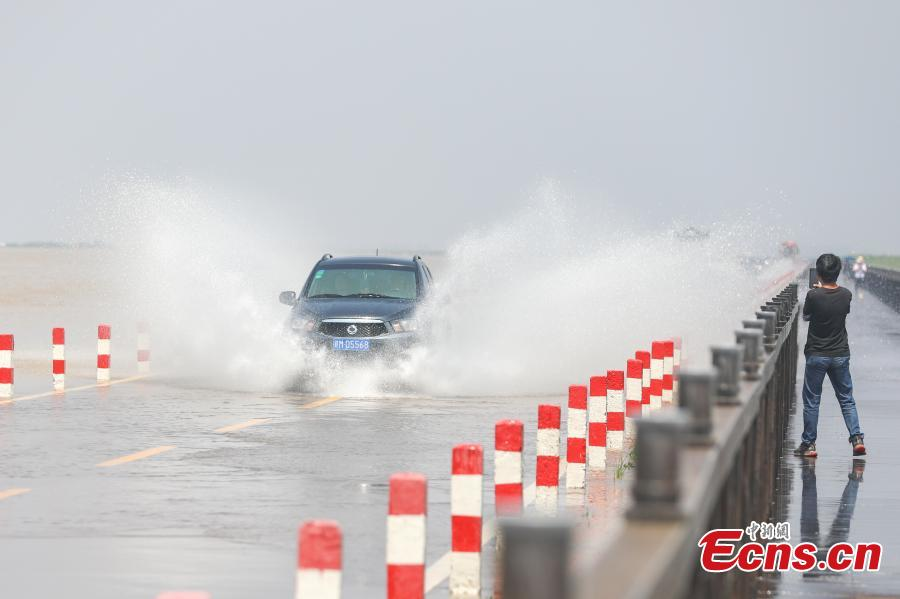 Năm ngoái, con đường đã được mở lại vào ngày 8/8, với hơn 8.000 phương tiện xếp hàng để đi qua, gây ra tình trạng tắc đường. Ảnh: Ecns.