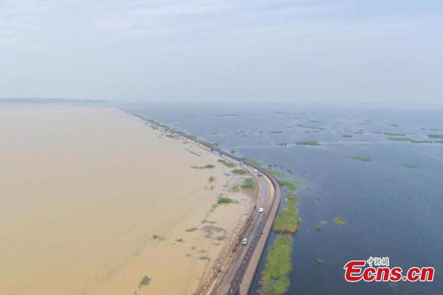 Ô tô chạy trên đoạn Dahuchi của đường Yongwu nhìn từ trên cao ngày 6/6/2022. Ảnh: Ecns.