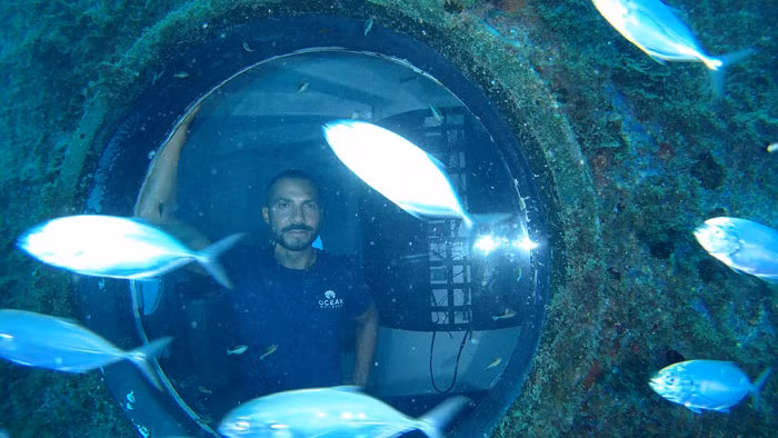 Cụ thể, Rüdiger Koch đã ở trong ngôi nhà SeaPod - dòng nhà ở hoàn toàn dưới nước do công ty Ocean Builders của ông thiết kế - suốt 14 tuần.