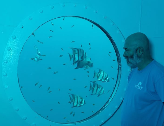 Trò chuyện với Bored Panda từ trong ngôi nhà nổi, Koch đã cùng người đồng sáng lập kiêm Giám đốc điều hành Grant Romundt tiết lộ những thách thức khi phải ở dưới nước hơn ba tháng và việc đó sẽ giúp ích như thế nào cho mục tiêu bất ngờ: Du hành vũ trụ.