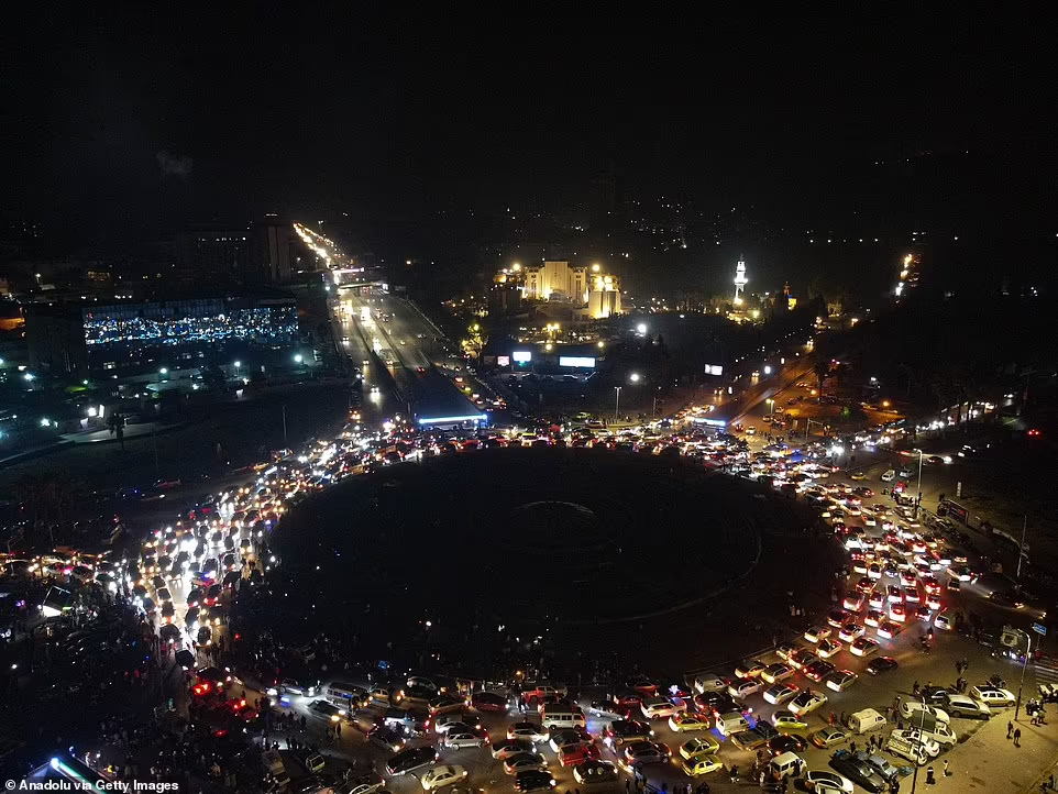 Người dân Syria đổ xô đến Quảng trường Umayyad, Damascus để chào đón năm mới. Ảnh: Getty.