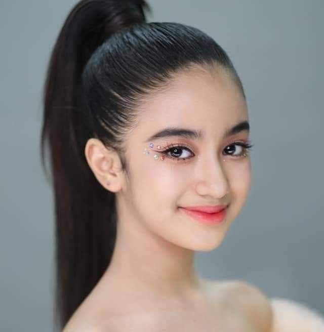 Công chúa Jenna từng xuất hiện trên chương trình truyền hình Campuchia Khmer TV. Đầu năm 2024, cô đóng một vai diễn trong bộ phim "The Night Curse of Reatrei" và đã giành giải Nữ diễn viên mới xuất sắc nhất tại Liên hoan phim Campuchia - Châu Á lần thứ 2. Ảnh: Pinterest.