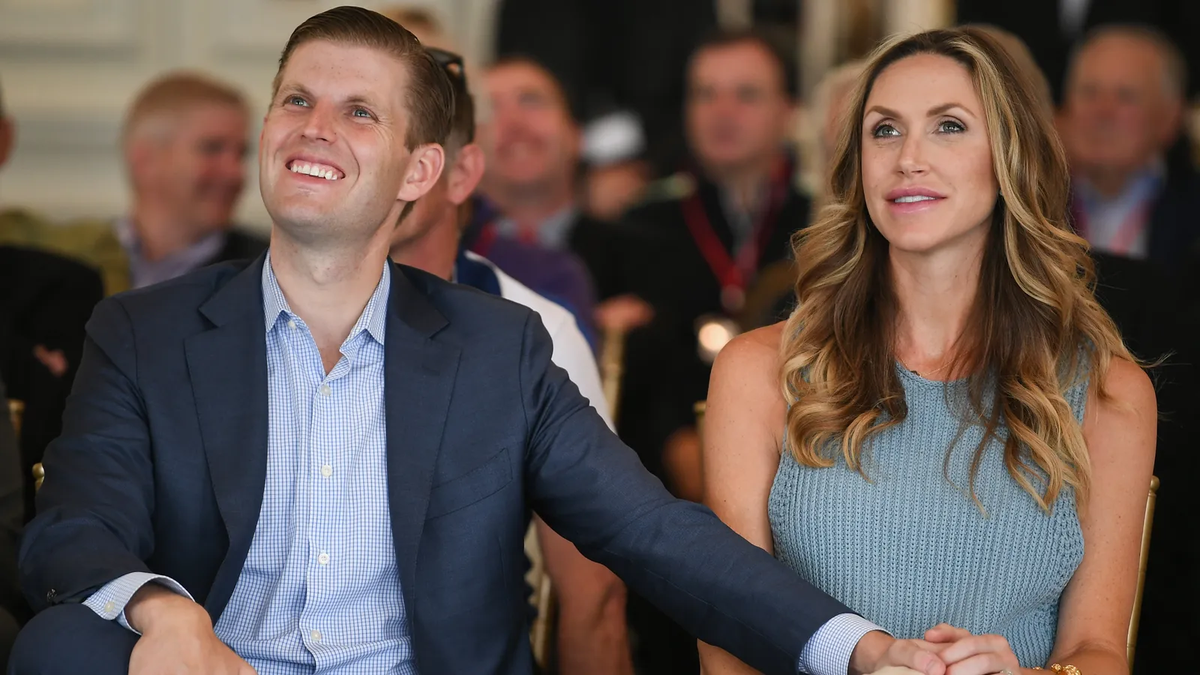 Eric kết hôn với Lara Trump. Họ có hai người con. Lara Trump từng là cố vấn chiến dịch cho bố chồng trong các chiến dịch tranh cử năm 2016 và 2020. Ảnh: Getty.