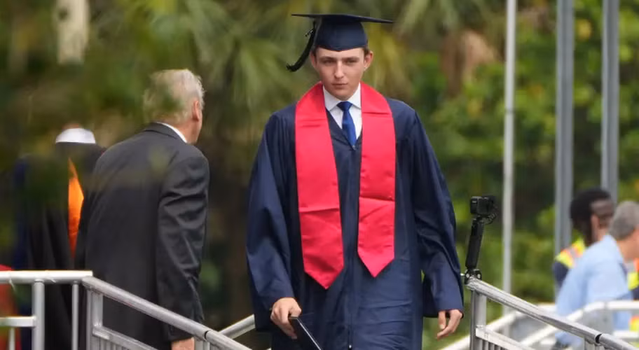 Barron Trump tốt nghiệp Học viện Oxbridge, một trường tư thục tại Florida, vào tháng 5/2024 và đang theo học tại Trường Kinh doanh Stern thuộc Đại học New York ở thành phố New York. Ảnh: Daily Mail.